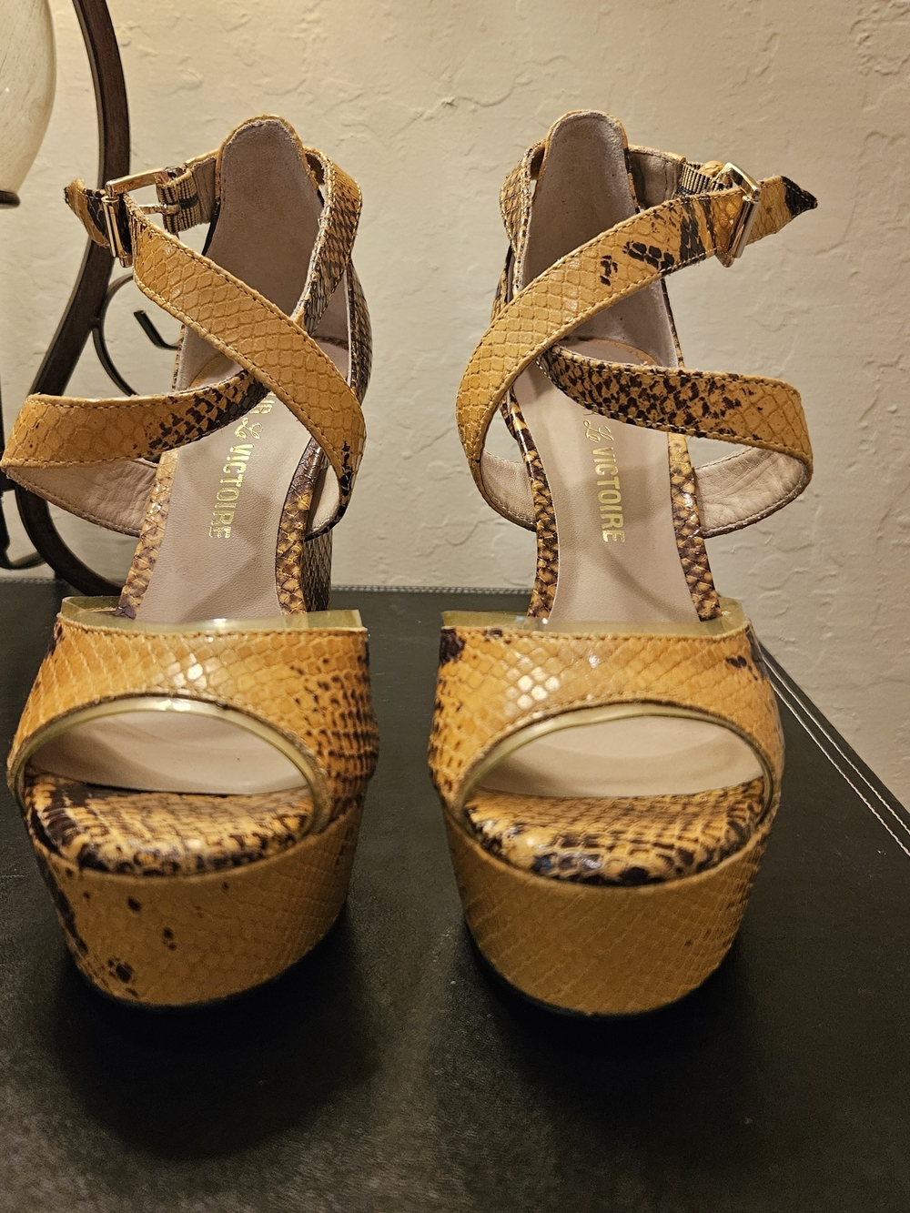 NEW Pour La Victoire Yellow Snake-Print Platform Sandals, Size 5.5 (Item #89)